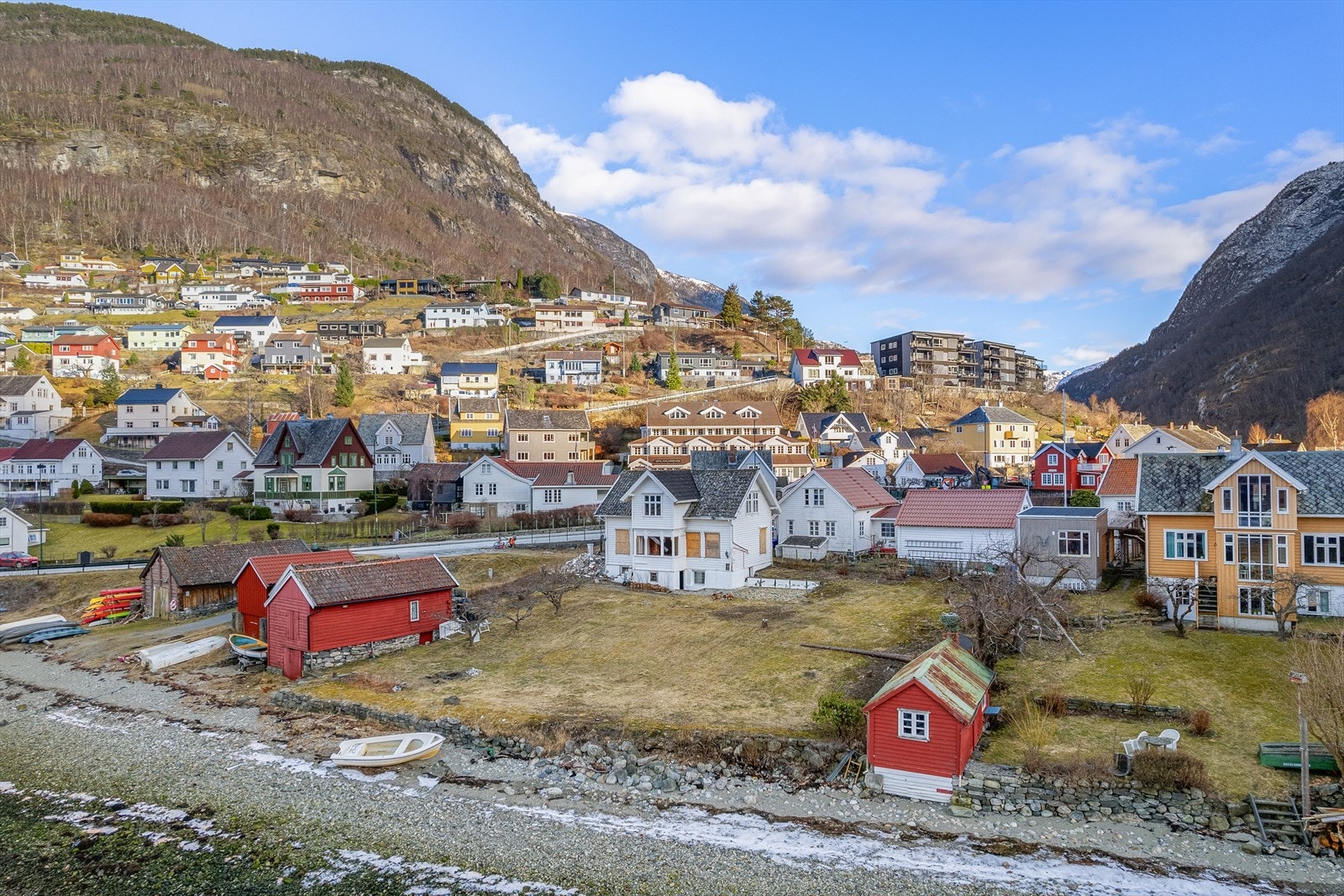 Eigedommen ligg fint til med flott utsikt over fjorden og med gode soltilhøve. Galleribilde