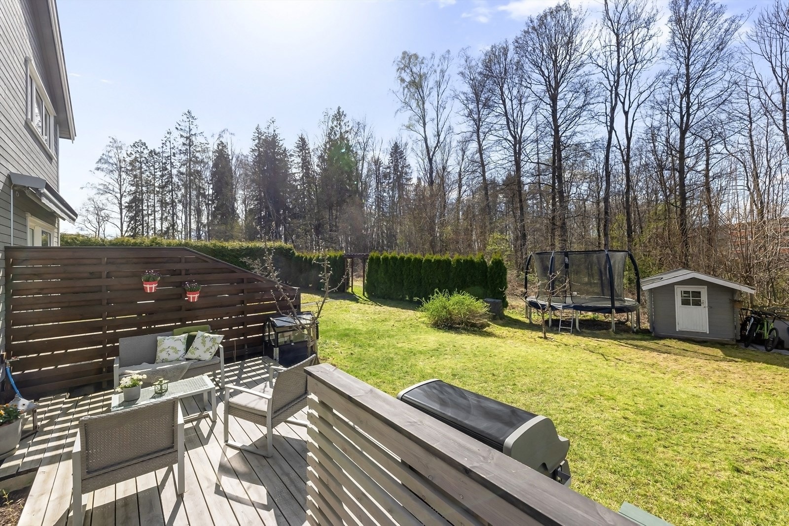 Stor gressplen med god plass til ballspill, lek, trampoline, dukkestue etc. Galleribilde