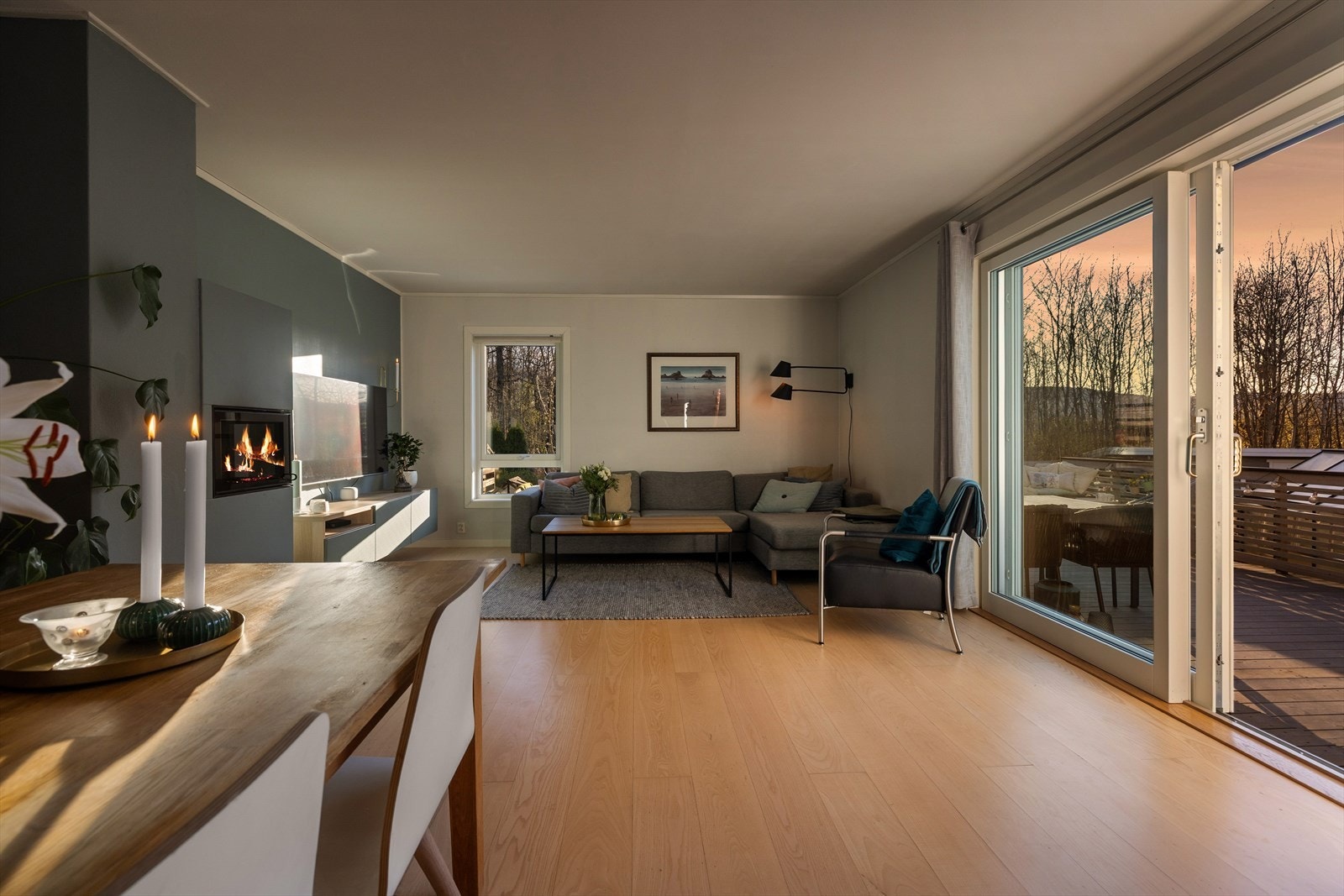 Fra stuen er det utgang via stor skyvedør til den nye, flotte terrassen Galleribilde