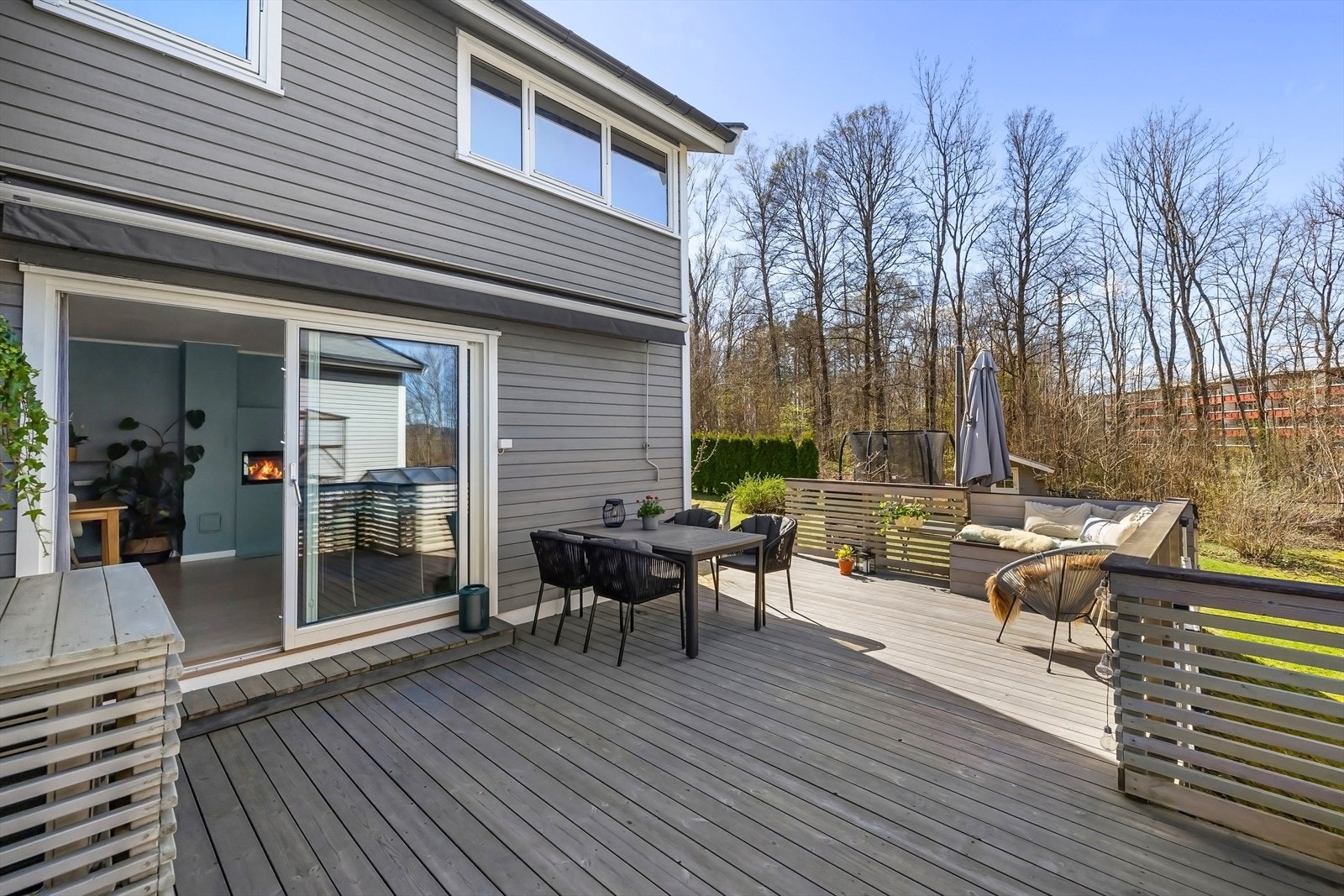Utgang til terrasse fra stuen, med god plass til utemøbler som spisebord, sofagruppe, solstoler, grill m.m. Galleribilde
