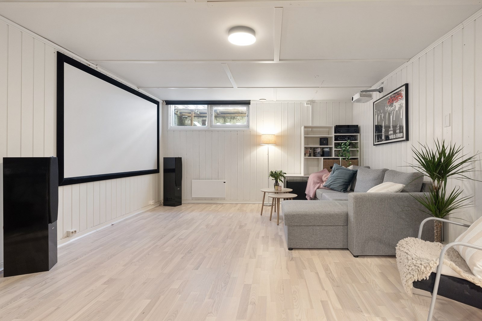 Velkommen ned i boligens underetasje. Stor og fin kjellerstue med god plass til sofagruppe, TV-møblement, skrivebord m.m. Galleribilde