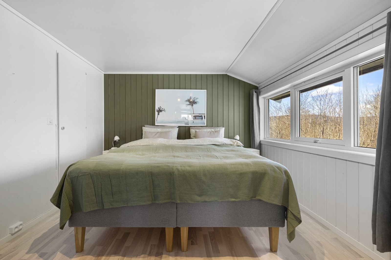 Hovedsoverom med walk-in-garderobe, samt plass til dobbeltseng, nattbord e.l. Galleribilde