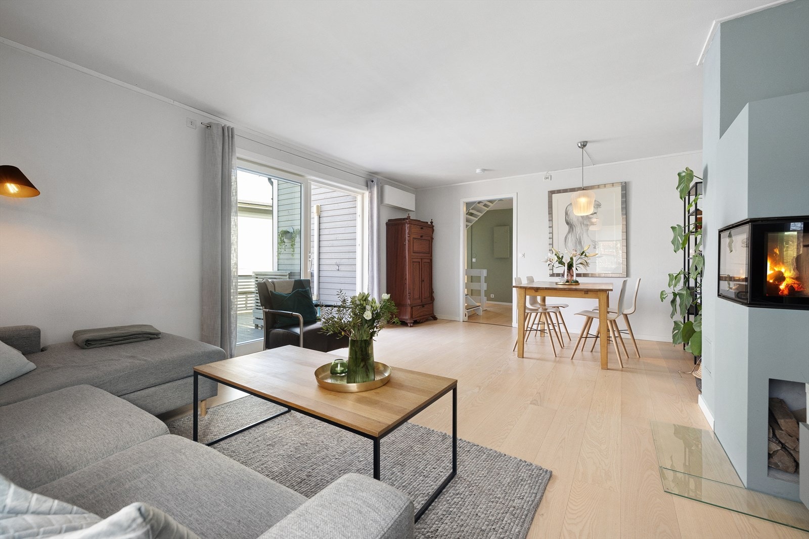 Stuen har god plass til både sofagruppe og spisebord Galleribilde