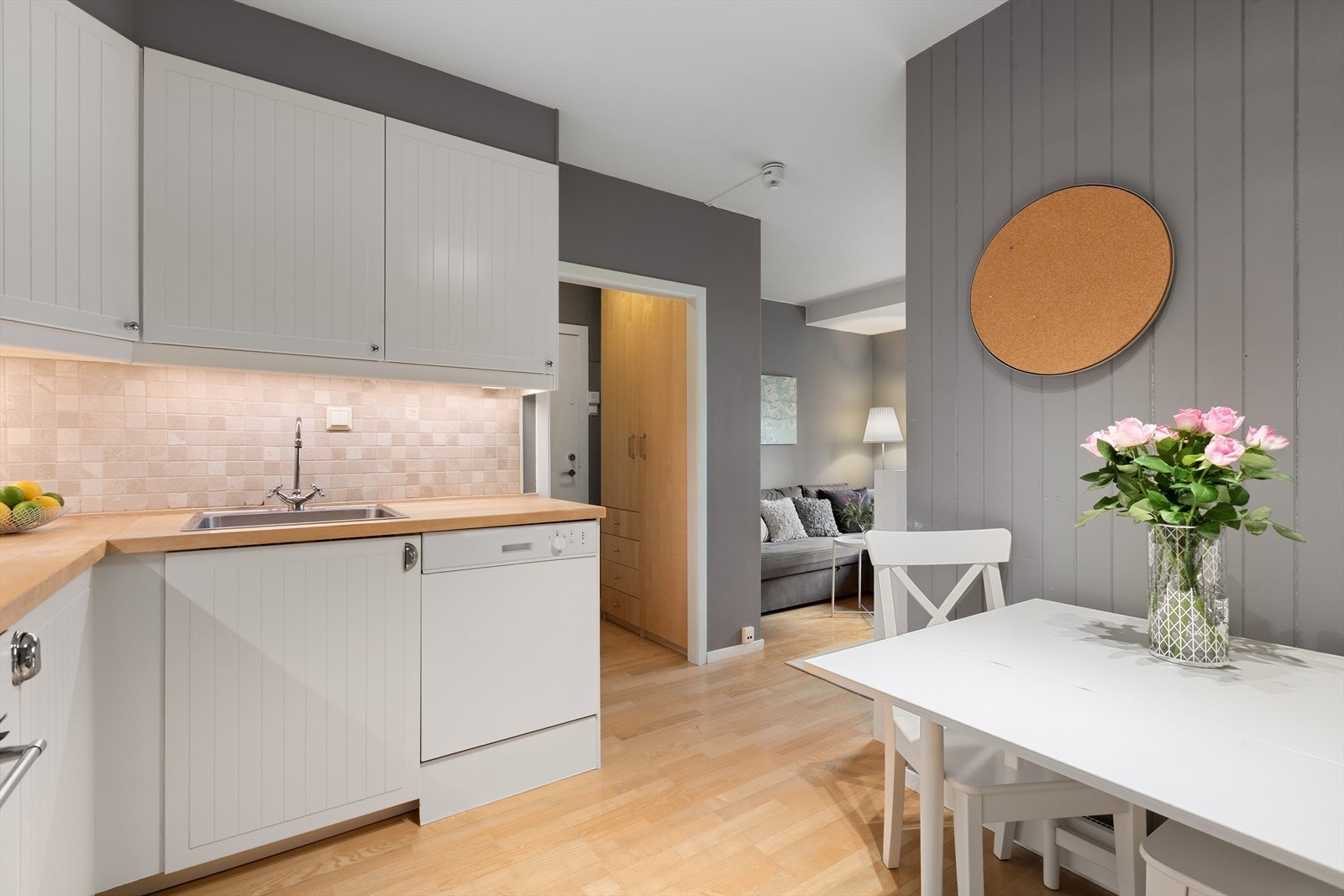 Kjøkkenet har godt med benk- og skapplass. Galleribilde