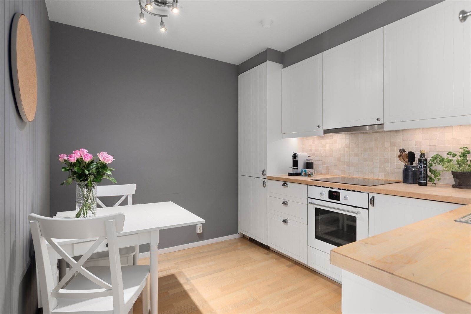 Romslig kjøkken med spiseplass. Galleribilde