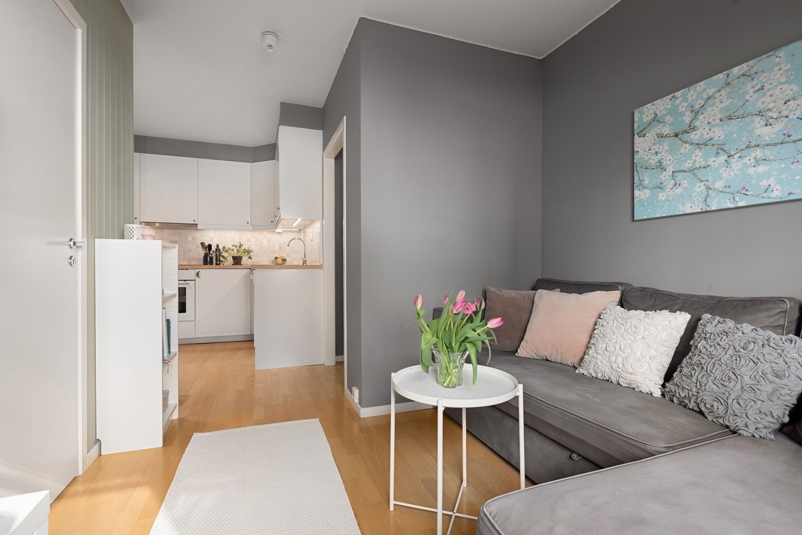 Leiligheten er malt i delikate fargevalg og har parkett på gulv. Galleribilde