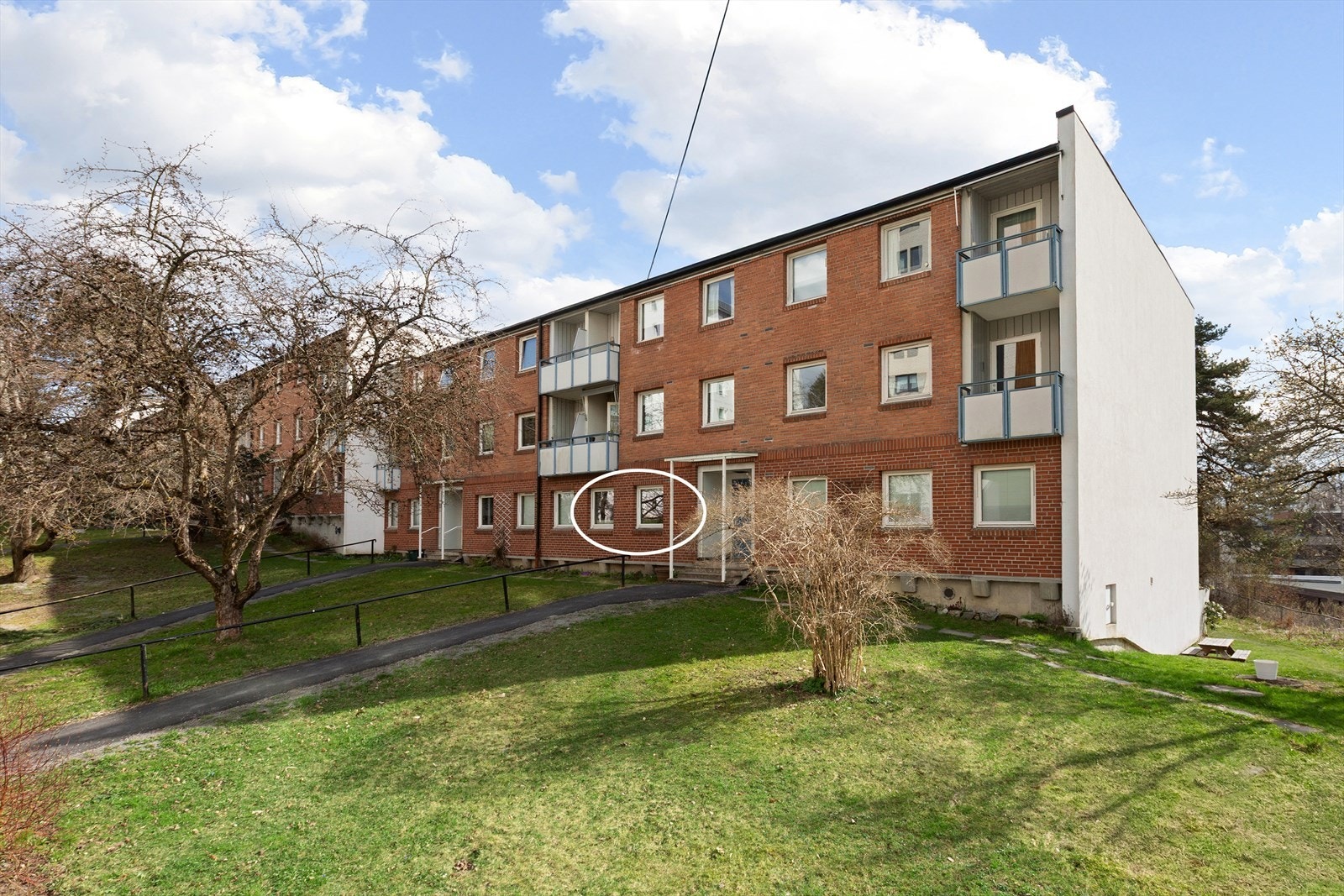 Leiligheten ligger fint plassert i byggets 1. etasje. Galleribilde