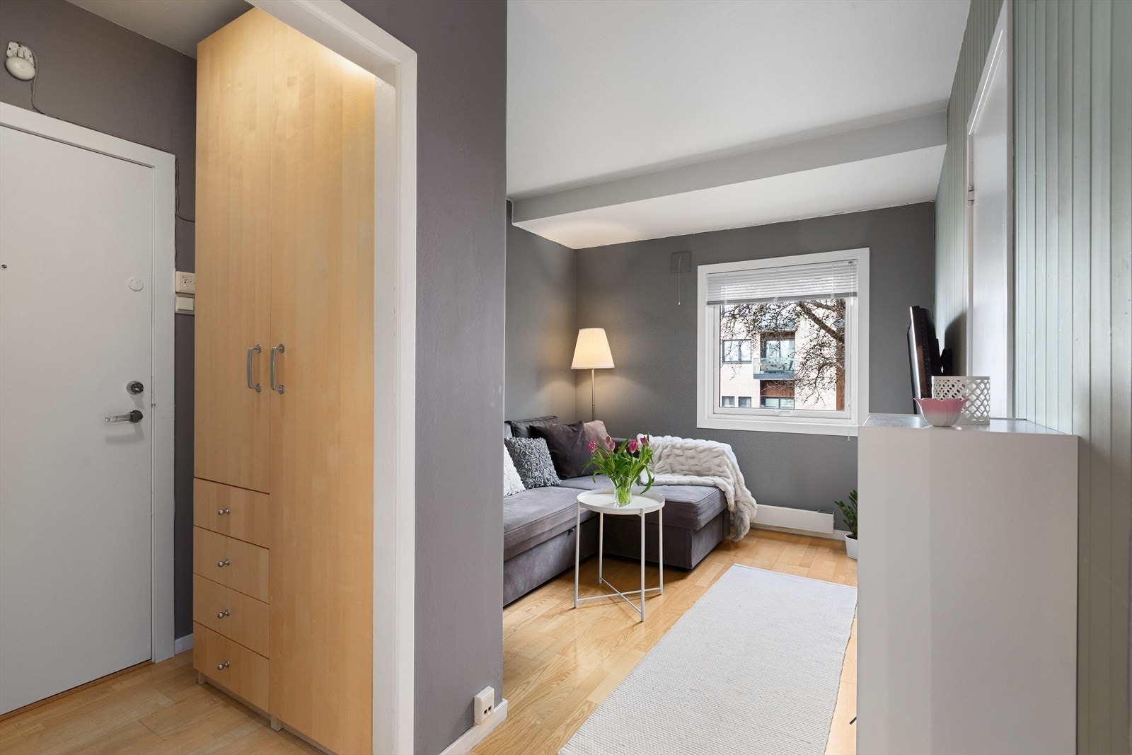 Entré med garderobe for yttertøy og sko. Galleribilde