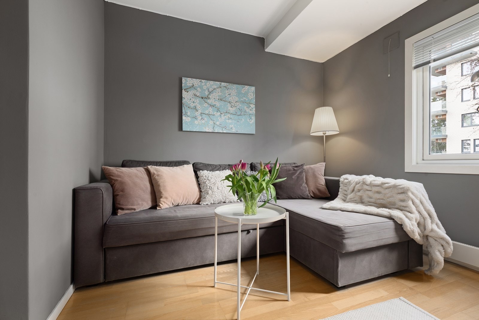 Leiligheten har en lys og luftig stue med plass til sofagruppe. Galleribilde