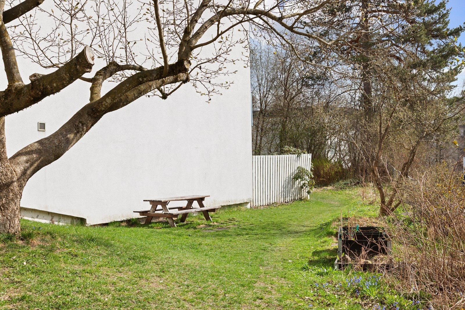 Attraktiv og fredelig beliggende i et naturskjønt og etablert boligområde. Galleribilde