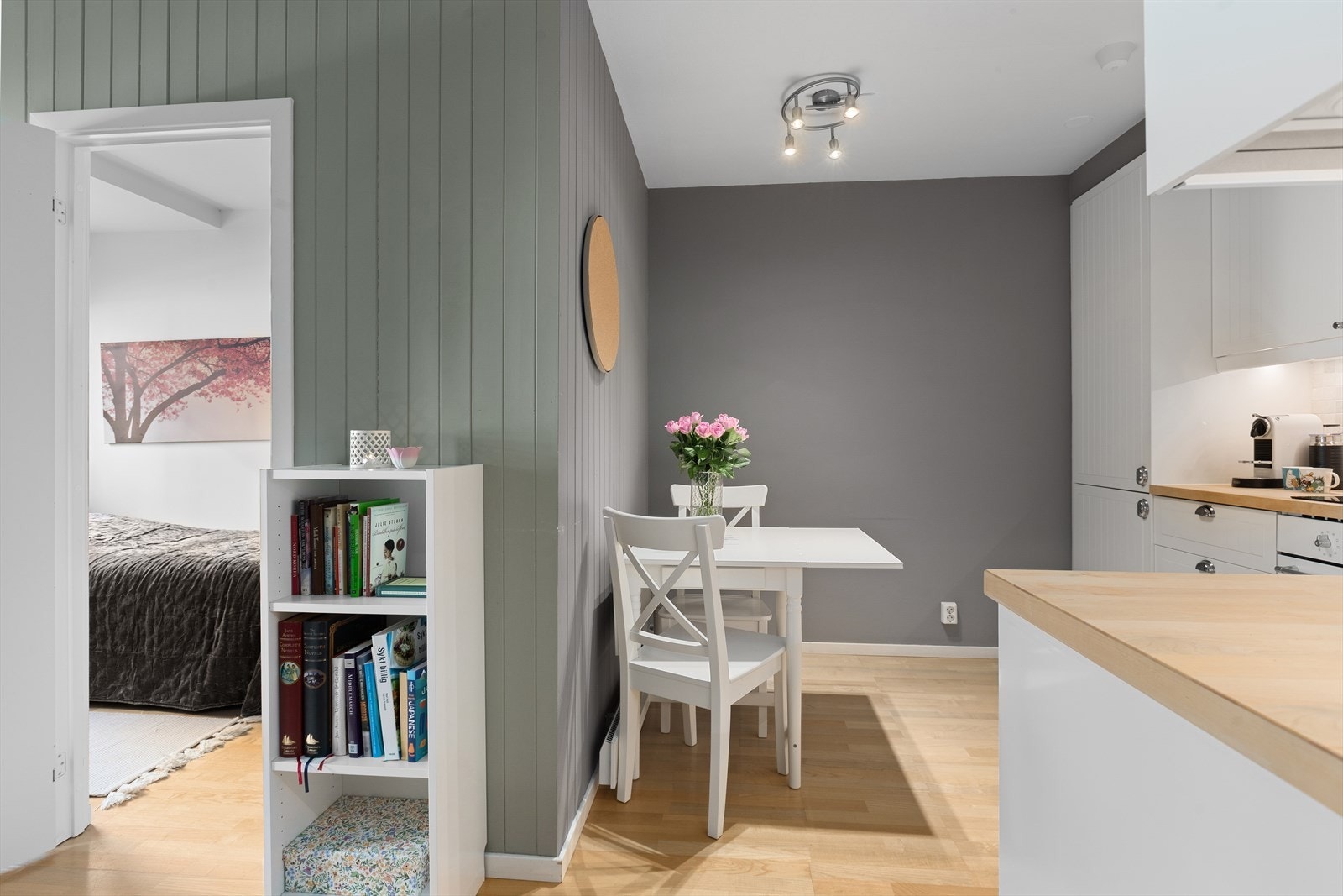 Leiligheten har åpne løsninger som gir en sosial og god romfølelse. Galleribilde