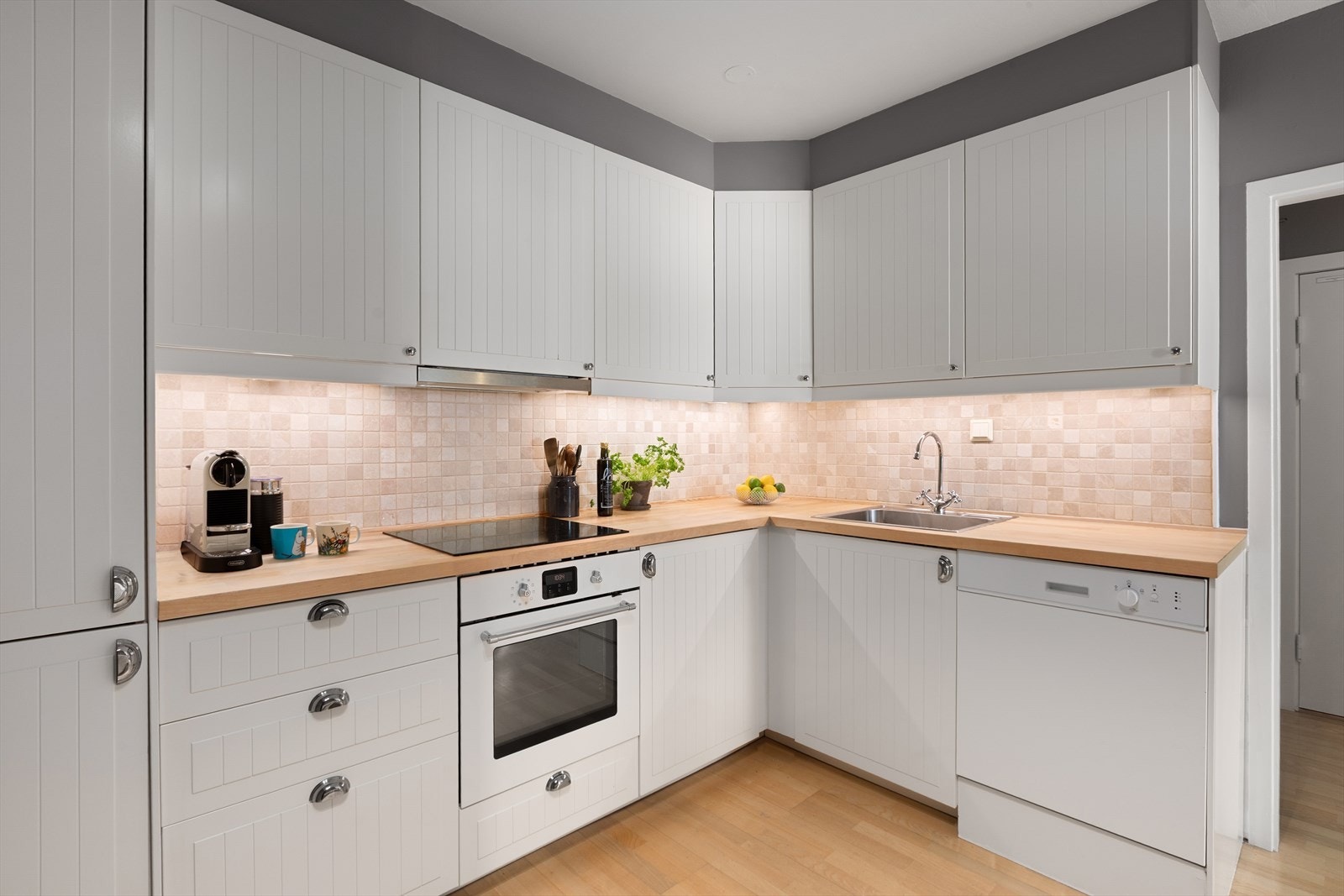 Kjøkken med profilert innredning fra Ikea og benkeplate i heltre. Galleribilde