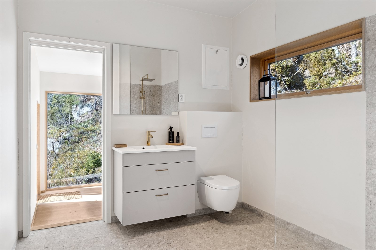 Badet er er utstyrt med dusjnisje, servant med skuffer og wc. Det er altså inngang til badet i annekset fra begge soverommene, samt en egen inngang direkte utenfra Galleribilde