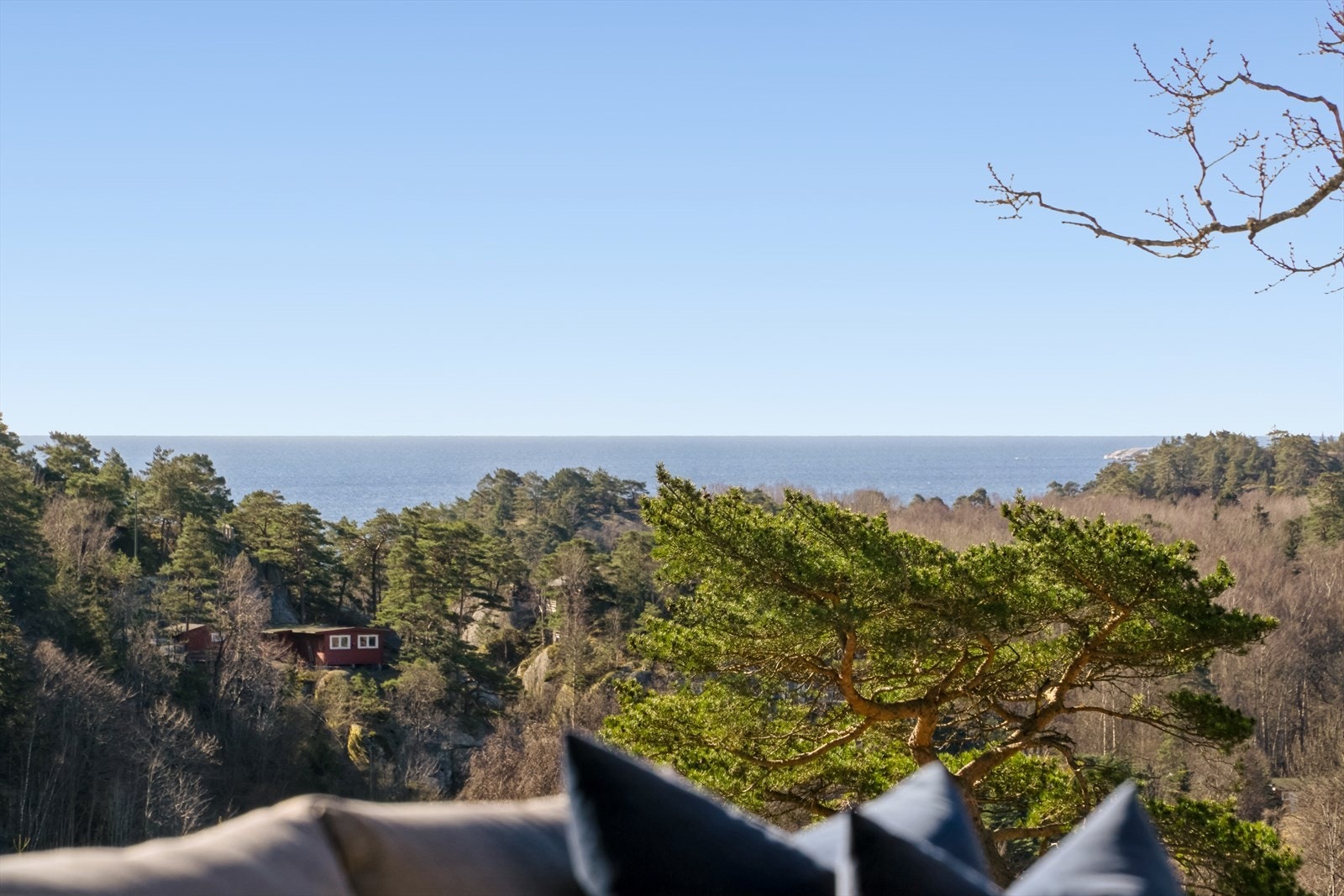 Fra eiendommen nytes utsynet av naturen i Herfell med havet i horisonten Galleribilde