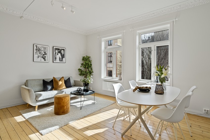 Leiligheten har en stor og luftig stue. Legg merke til de store vinduene som slipper inn rikelig med naturlig lys. Galleribilde