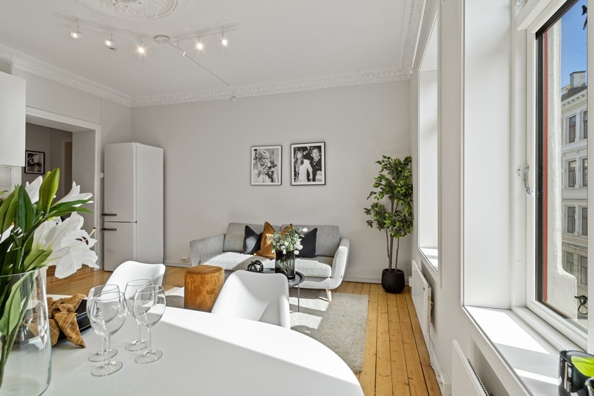 Stuen er nylig malt i lune og varme farger. De lune fargene skaper en hjemmekoselig stemning. Galleribilde