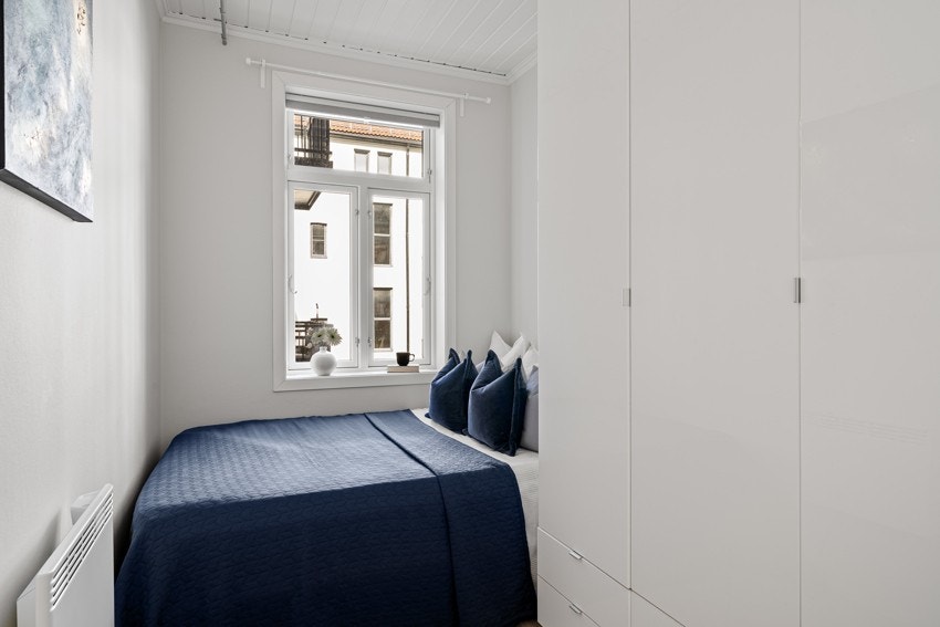 Soverommet er av god størrelse med god plass til en dobbeltseng og tilhørende møblement. Galleribilde