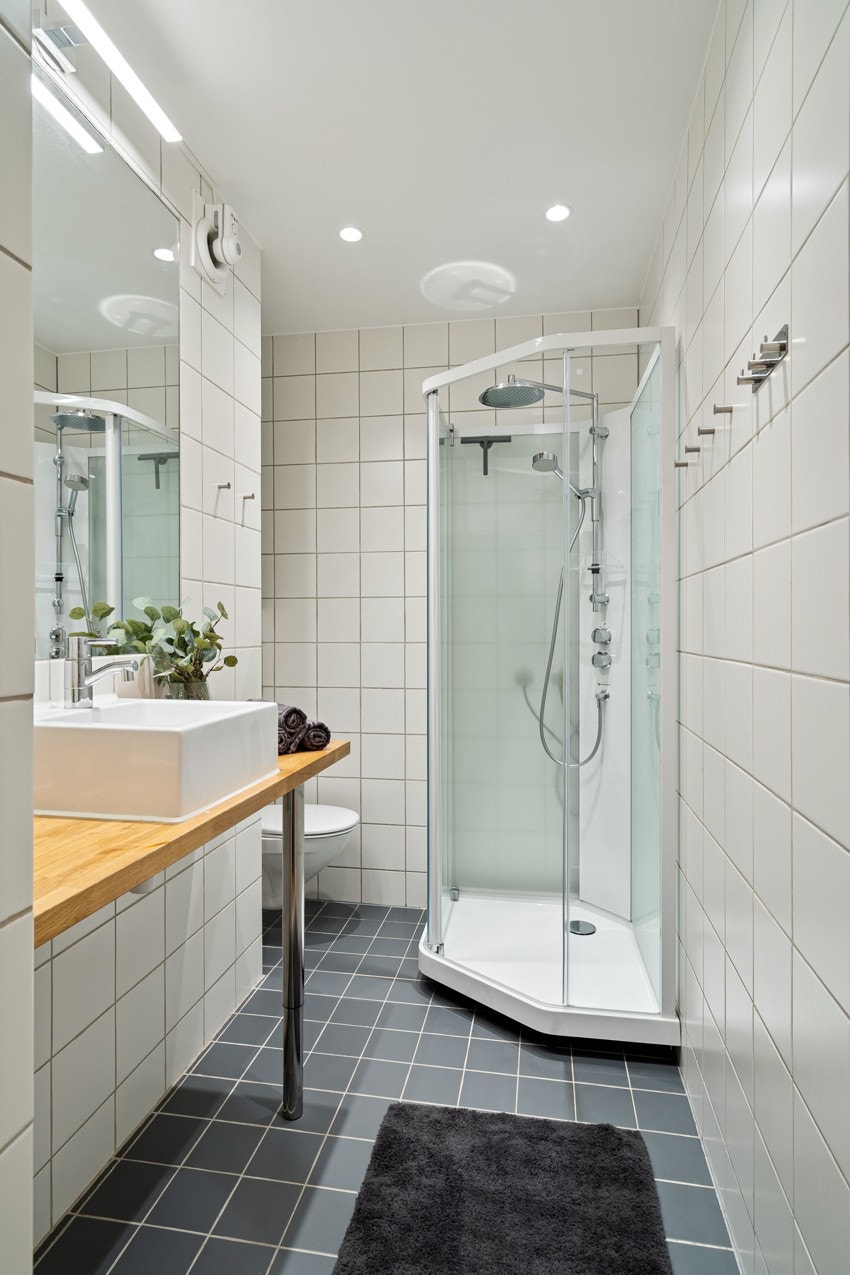 Leiligheten har et pent flislagt bad fra 2008. Galleribilde