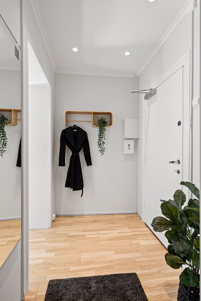 Stor og innbydende entré med god plass til å henge fra seg yttertøy. Galleribilde