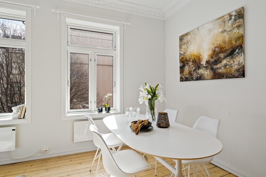 Det er god plass til å etablere et stort spisebord i stuen. Galleribilde