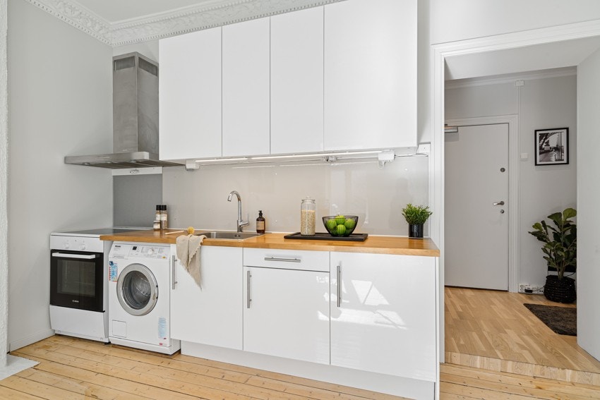 I stuen er det også et pent kjøkkenmed lyse, glatte fronter. Galleribilde