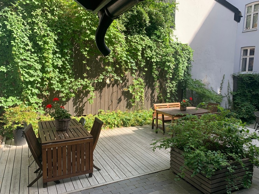 Sameiet har en koselig og pent opparbeidet bakgård. Galleribilde