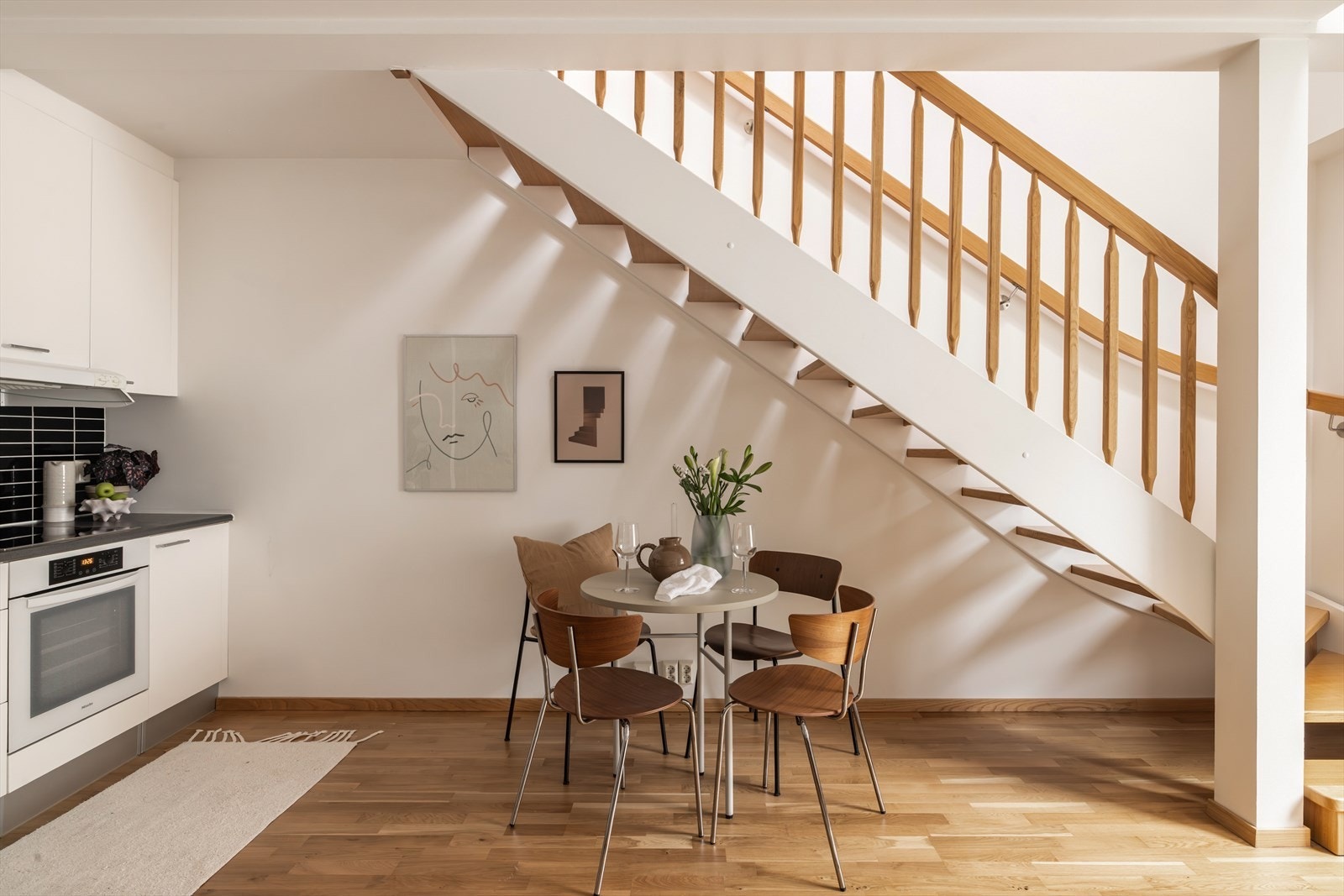Her er det lave felleskostnader på kr. 3 890 med varmtvann og fyring inkludert. Galleribilde