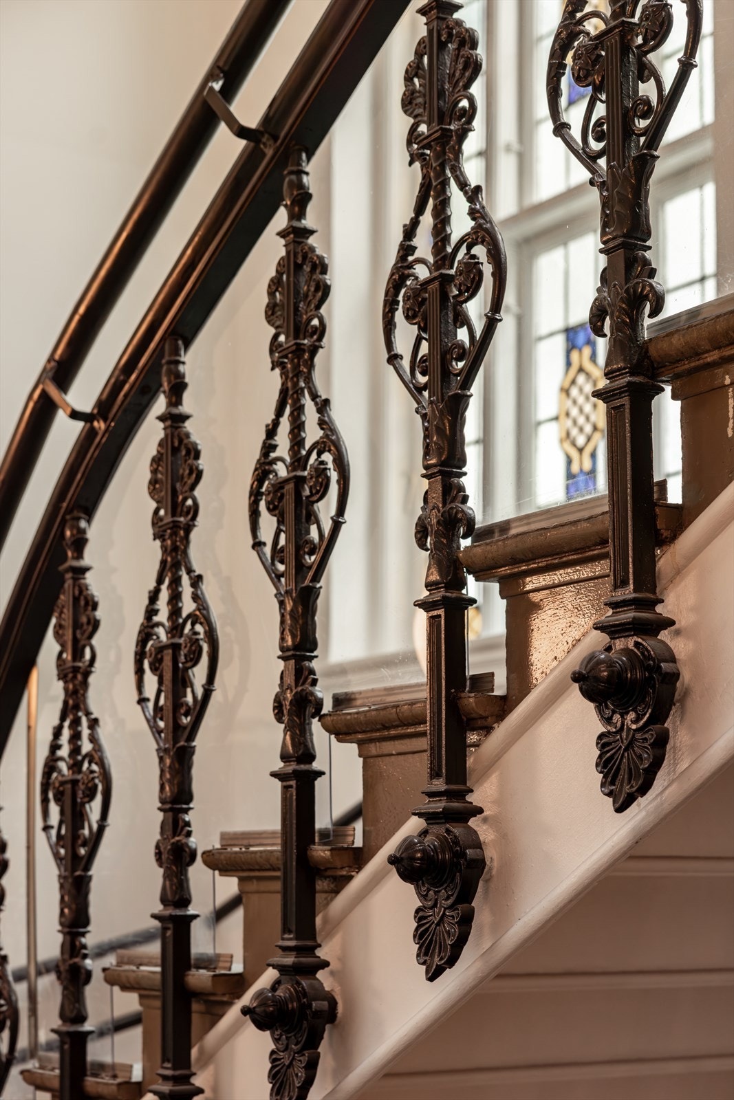 Oppgangen har lekre og godt vedlikeholdte detaljer fra byggeår 1892. Galleribilde