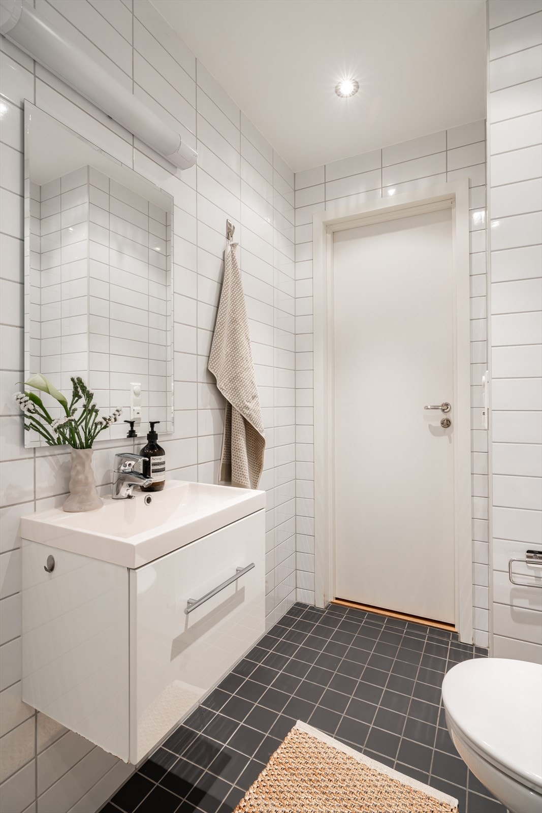 Badet har god plass til oppbevaring. Galleribilde