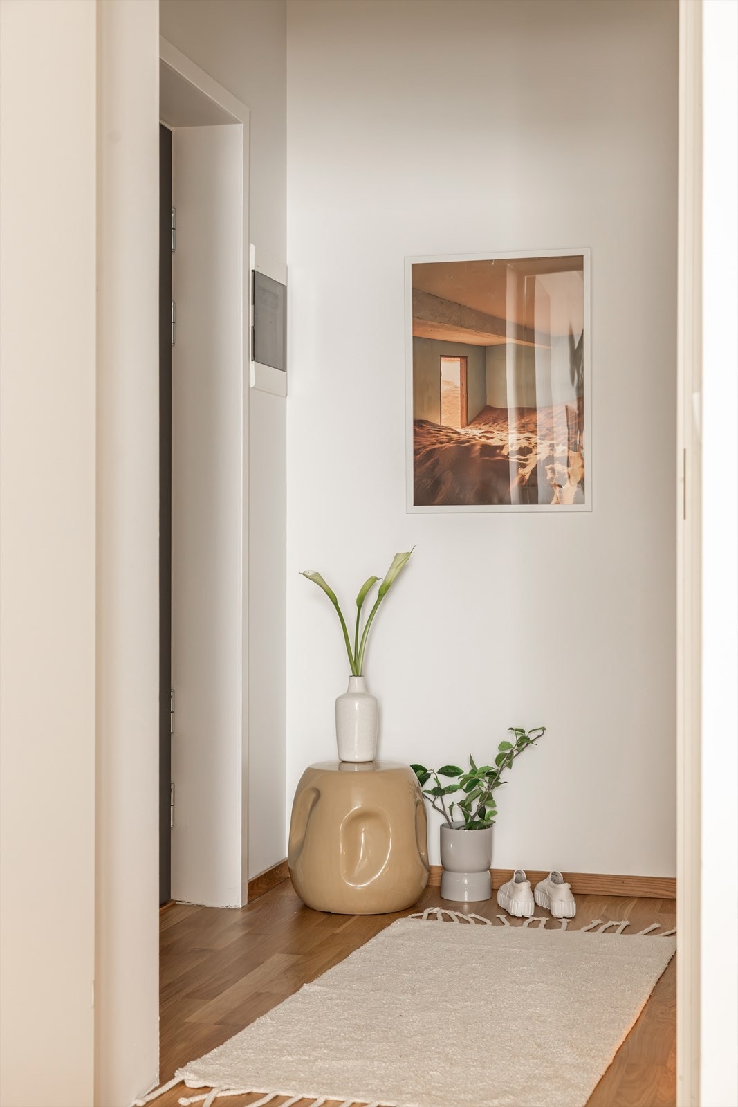Romslig entré. Velkommen til visning! Galleribilde