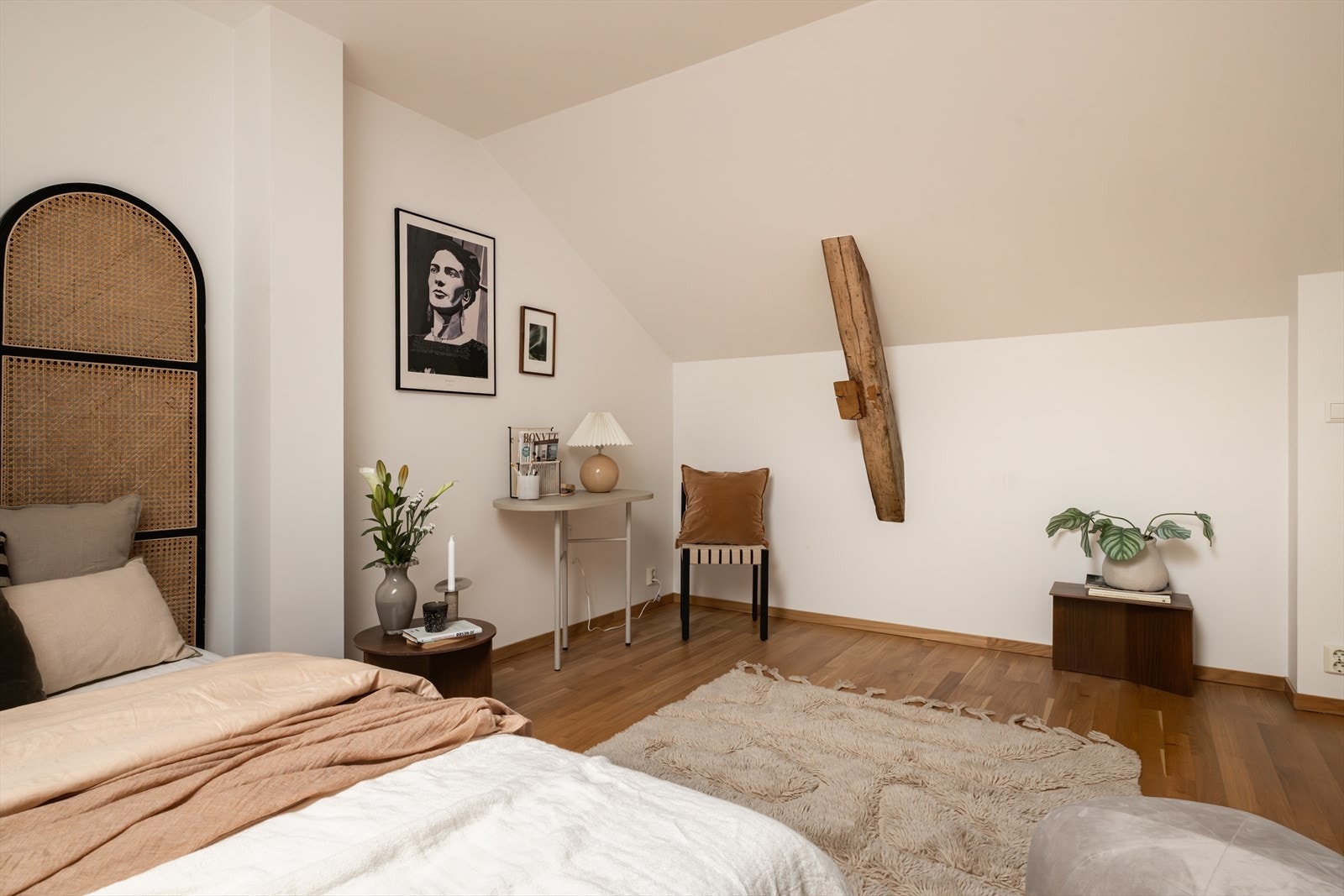 Loftstuen brukes som soverom, god plass til både seng og kontorplass. Galleribilde