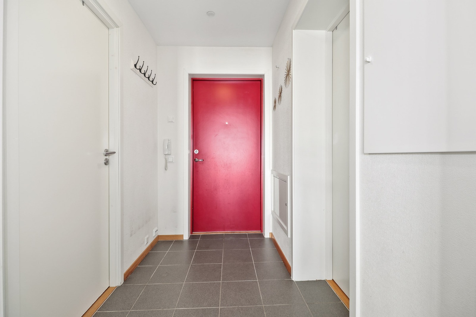 Flislagte gulvflater i entrè Galleribilde