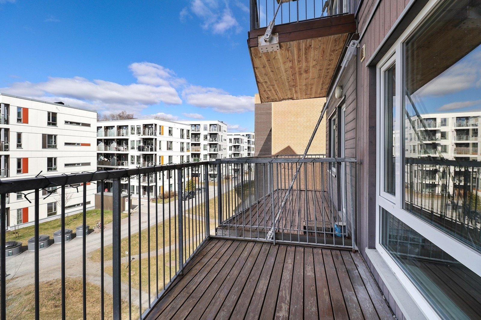 Den 7 kvm store balkongen har plass til mindre sittegruppe og gir fine muligheter for å skape en koselig uteplass Galleribilde