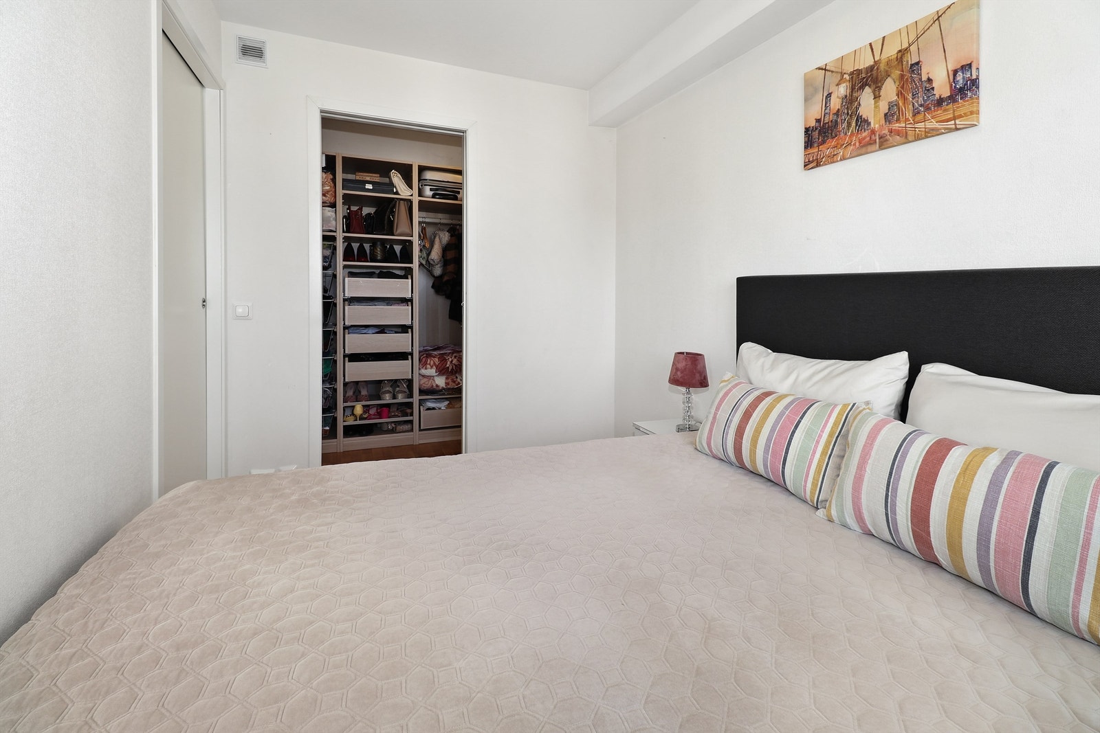 Hovedsoverommet har tilkomst til walk-in closet/bod og plass til dobbeltseng med nattbord på begge sider - en praktisk og komfortabel løsning Galleribilde