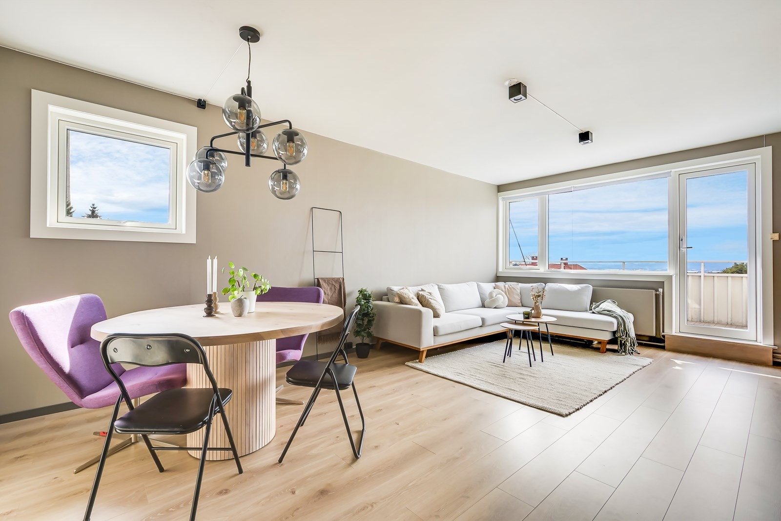 Den store fordelen med endeleiligheter er de ekstra vindusflatene, som gir en lys og behagelig romfølelse. I tillegg har du ingen over deg som tramper! Galleribilde