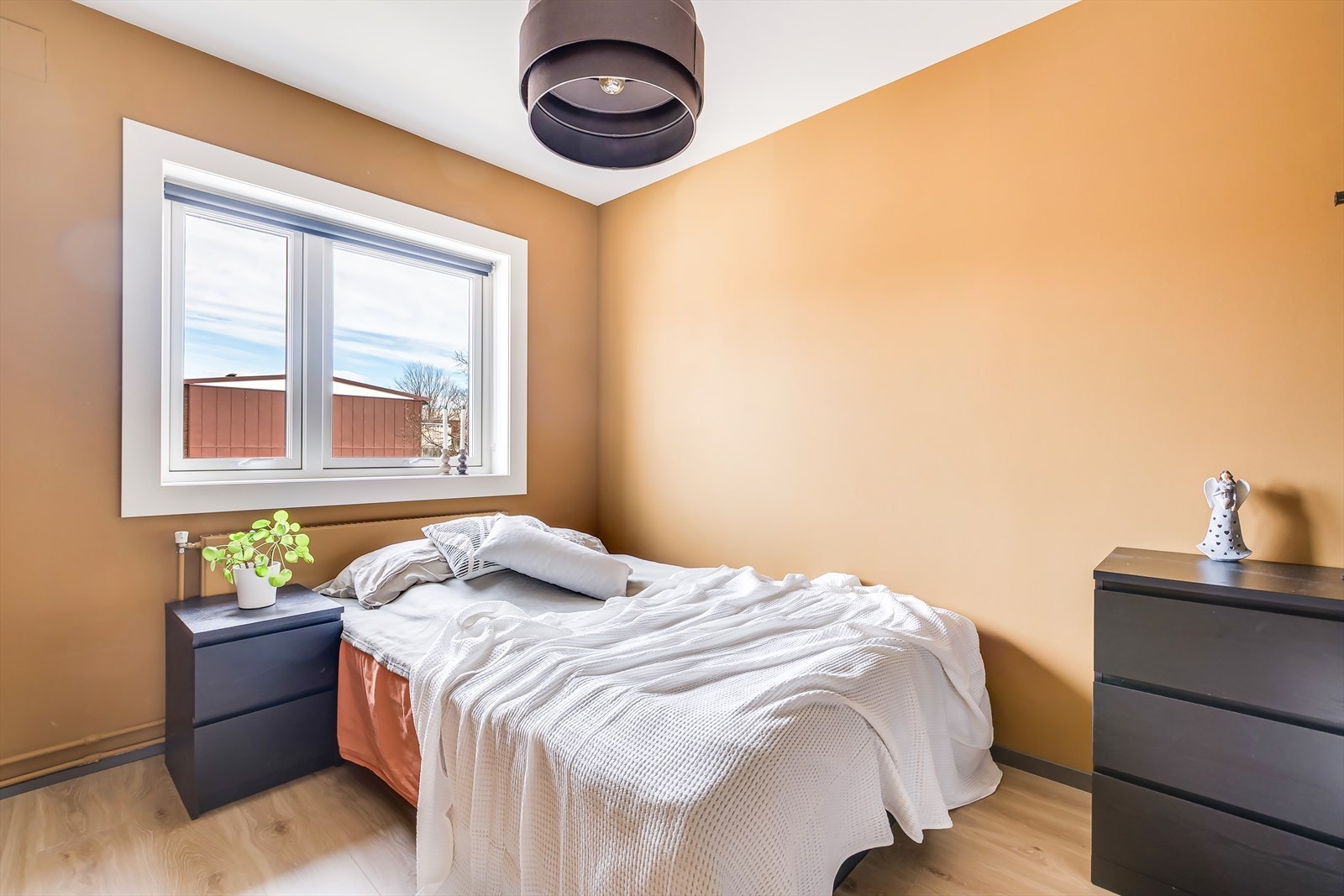 Romslig og behagelig hovedsoverom malt i en glad fargetone komplimentert med grå og sorte detaljer på listverk og garderobeinnredning. Galleribilde