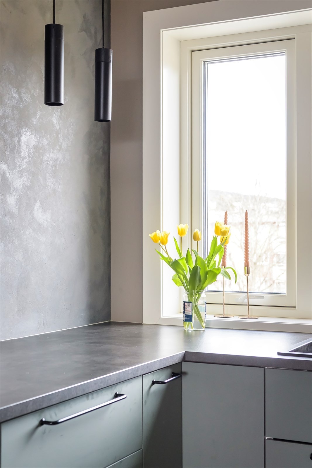 Ved oppussingen ble det lagt vekt på god belysning, og de stilige pendellampene setter et kult preg på kjøkkenet. Galleribilde