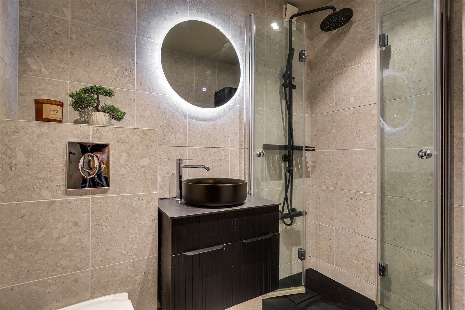 Pent flislagt bad med elektriske varmekabler i gulv. Badet ble ifølge tidligere salgsoppgave pusset opp i 2007 (ingen dokumentasjon foreligger), og er senere overflateoppusset med ny membran oppå eksisterende fliser og nye fliser på gulv og vegger. Galleribilde