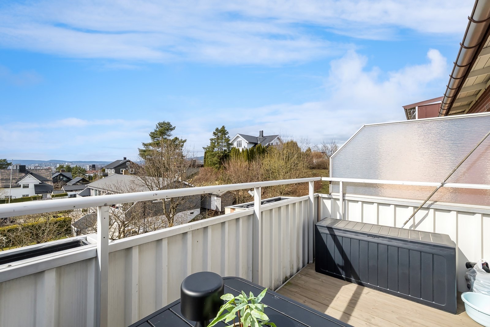 Balkongen har gode solforhold og herlig utsikt nedover mot byen. Galleribilde