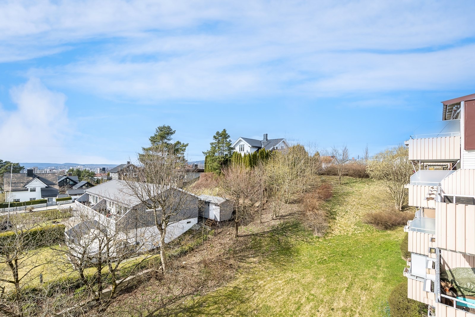 Om ikke mange uker kommer det blader på trærne, og da fremstår balkongen som en egen liten oase. Galleribilde