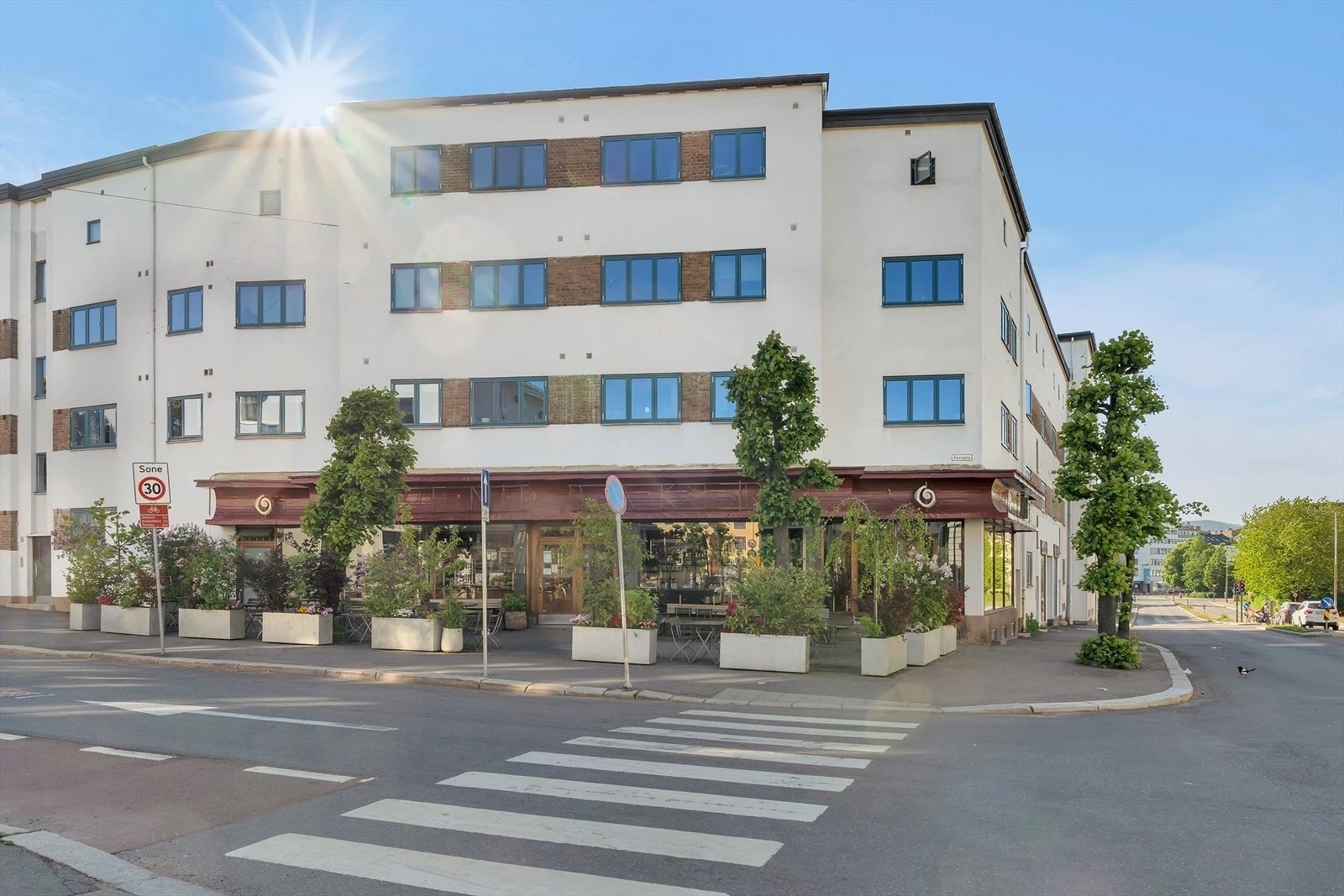 En kort spasertur unna finner du flere populære spisesteder, bl.a. Åpent Bakeri/Lofthus samvirkelag i Åsengata. Galleribilde