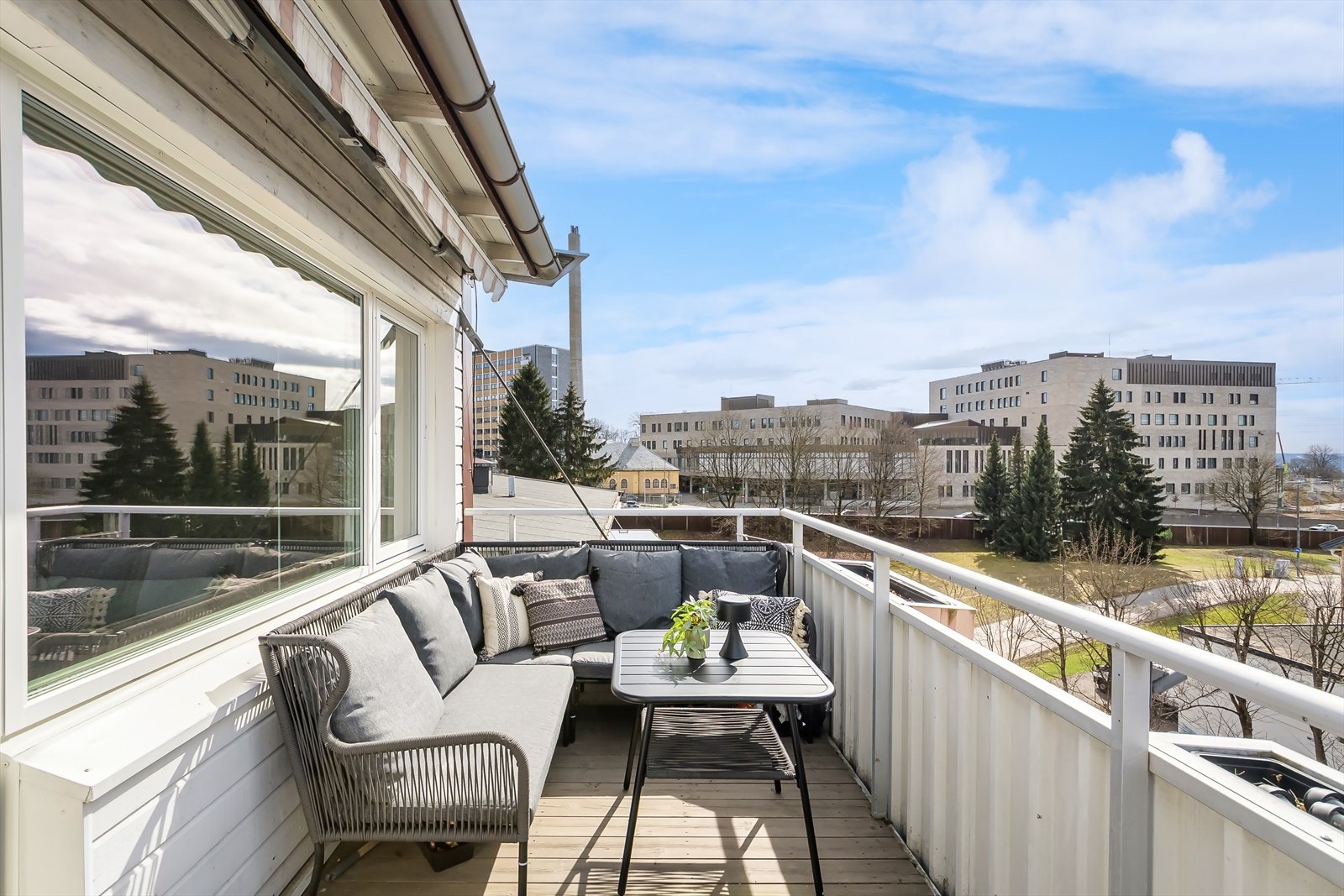 Fra stuen er det tilgang til en herlig, vestvendt balkong på 8 m² med god plass til utemøbler og grill. Borettslaget tillater grilling med gass- eller elektrisk grill. Galleribilde