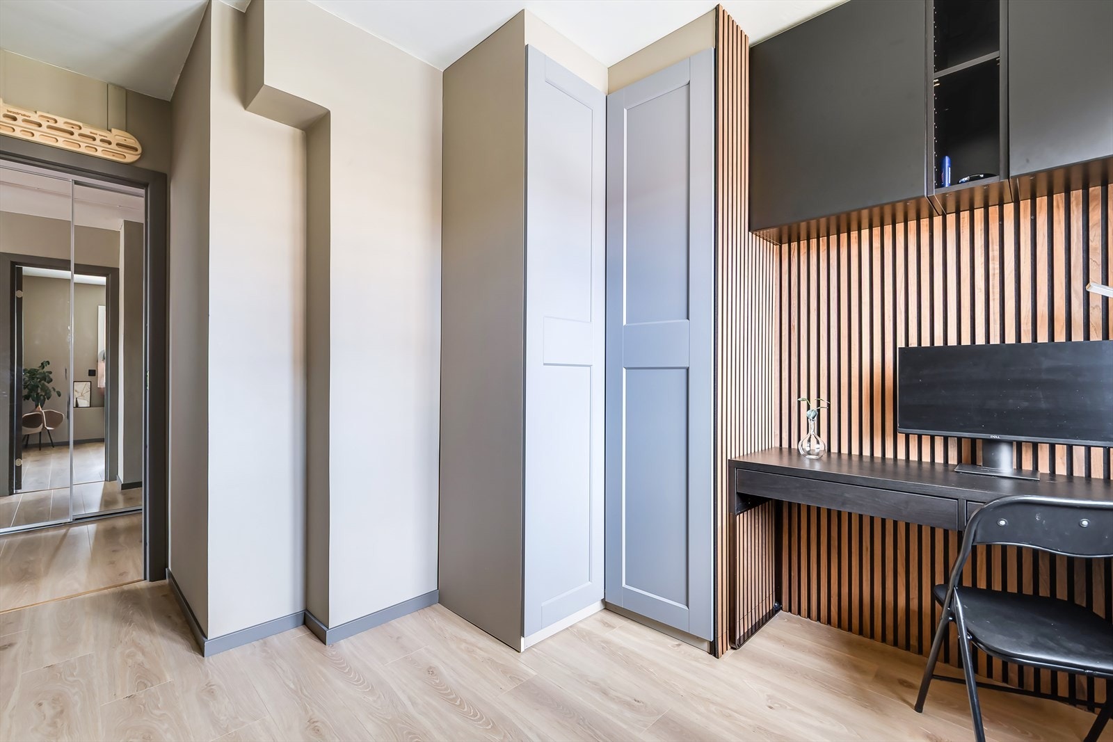 Det er satt inn et praktisk skap i hjørnet på soverommet, og her finner du også opplegg for vaskemaskin. Galleribilde