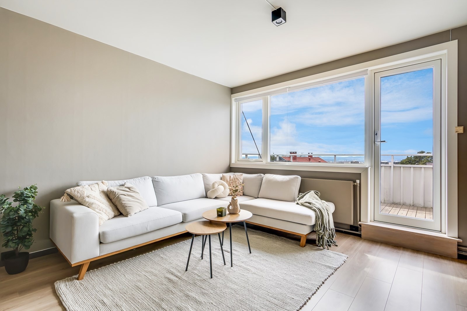 Dette er en lys og moderne endeleilighet som ble vesentlig oppgradert av nåværende eiere i 2022. Her kan du flytte rett inn! Galleribilde