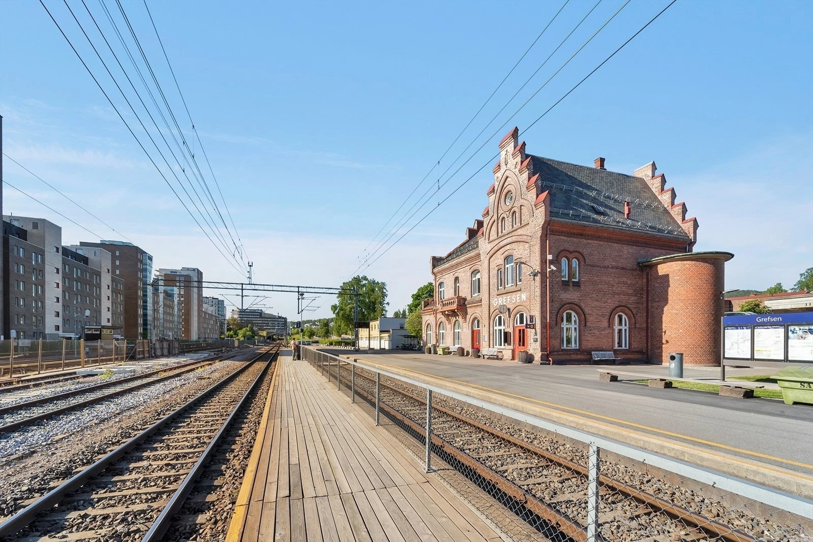 Eiendommen har god tilknytning til offentlig transport, både i form av buss, trikk, tog og T-bane. Her fra Grefsen togstasjon. Galleribilde