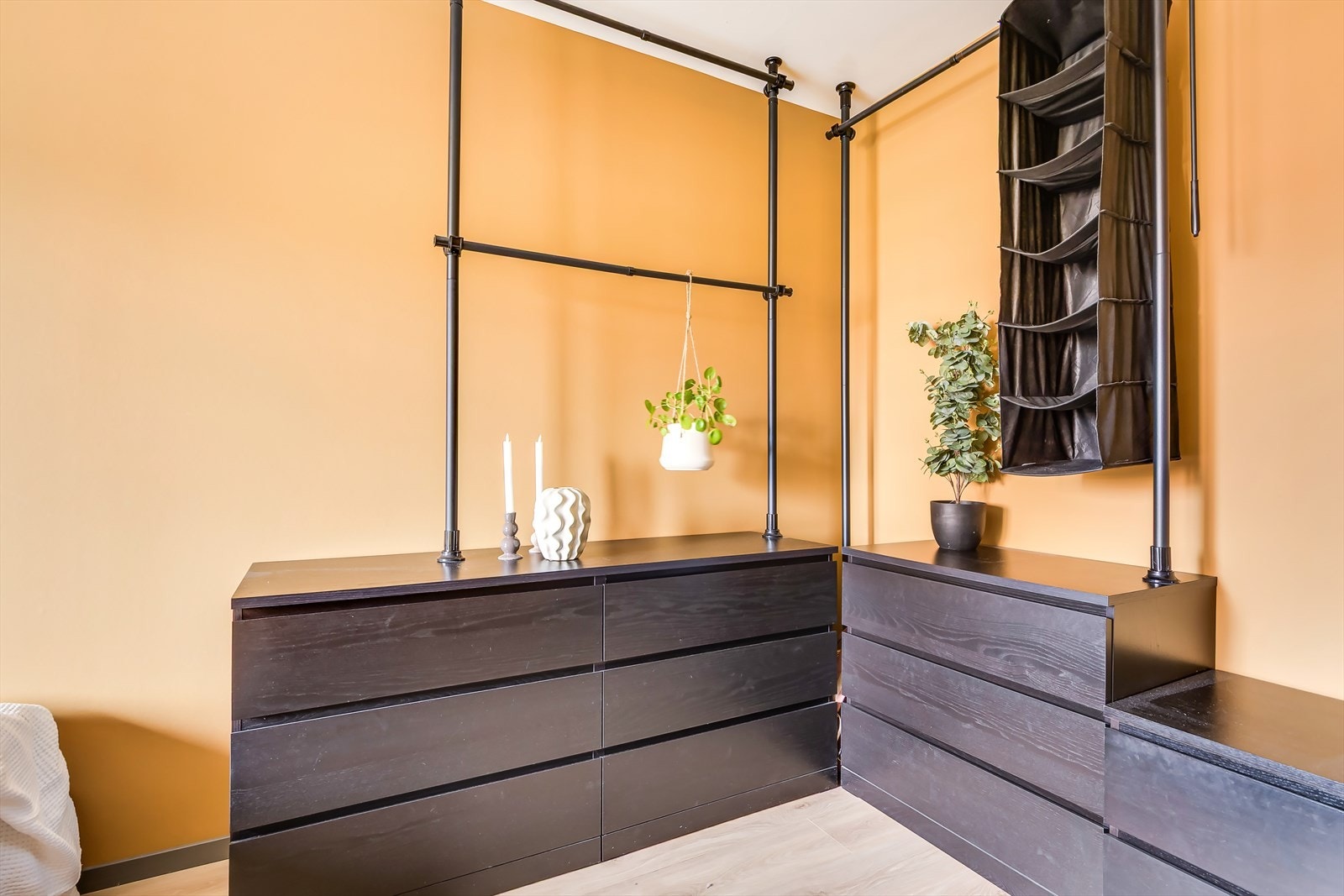 På hovedsoverommet er det laget til en både stilig og praktisk garderobeløsning for oppbevaring av klær og tilbehør. Galleribilde