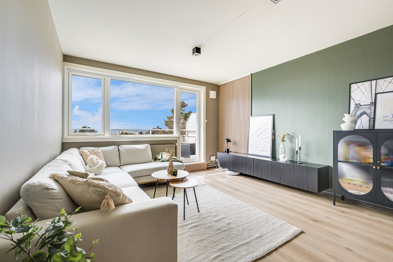 Stuen har en utforming som gjør den enkel å innrede med stor sofagruppe, salongbord, mediemøbler og spisegruppe. Galleribilde