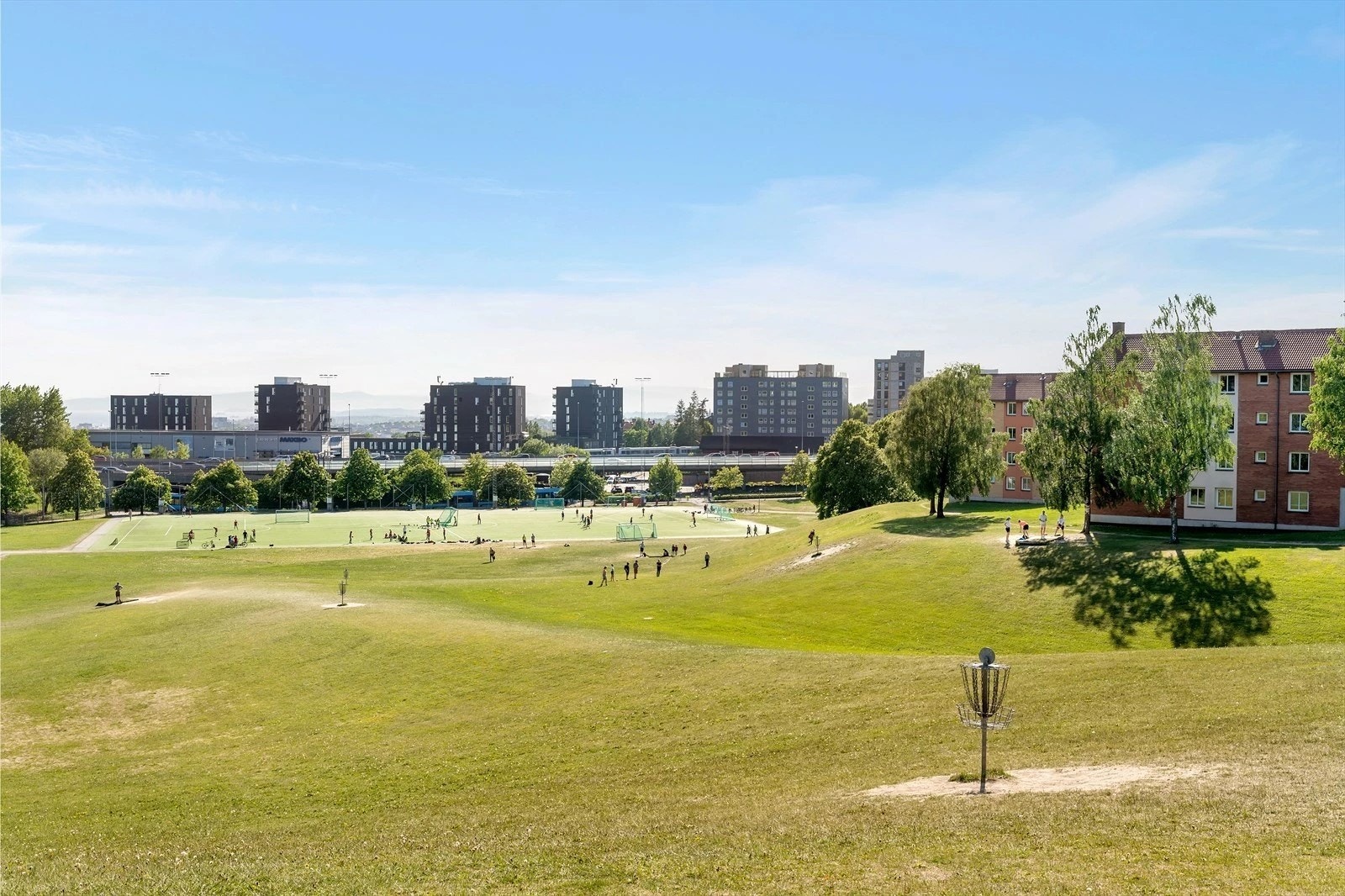 Området er et eldorado for den friluftsinteresserte og aktive med marka og Grefsenkollen like i nærheten. Her fra Muselunden, som har både fotballbaner og frisbeegolf. Galleribilde