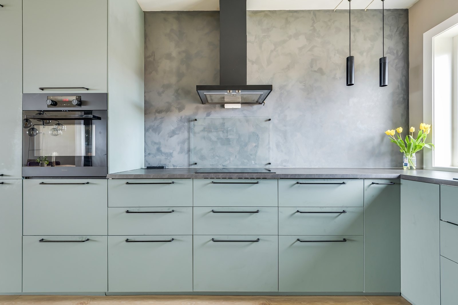 Stort kjøkken med rikelig arbeids- og lagringsplass for den som er glad i å lage mat. Galleribilde