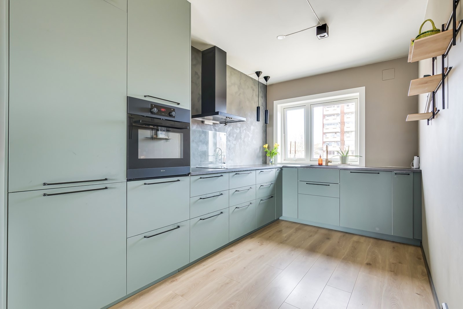 I forbindelse med oppussingen i 2022, ble kjøkkenet flyttet for å lage en åpen og sosial løsning. Planløsningen fremstår i dag derfor både tidsriktig og praktisk. Galleribilde